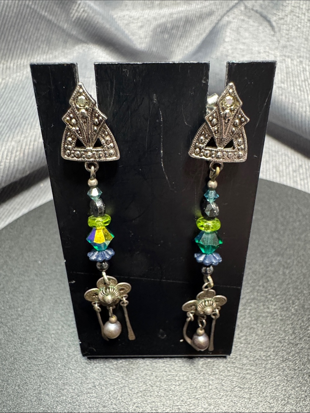VTG Source Unknown Silver-Tone Dangle Earrings with Green and Blue Beads